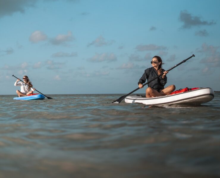 Stand up paddling has a way of feeling both adventurous and approachable, a sport that invites beginners while still offering depth for those who want to push further. What often gets in the way is not the water itself but the equipment choices, sizing questions, and uncertainty around what actually suits a first session or a long touring route. iSUPCENTER positions itself as a guide through that complexity, acting less like a generic webshop and more like a focused entry point into the world of SUP. This service review explores how the platform supports beginners and experienced paddlers alike, how its product range is structured, and why accessibility sits at the centre of its approach to stand up paddling.