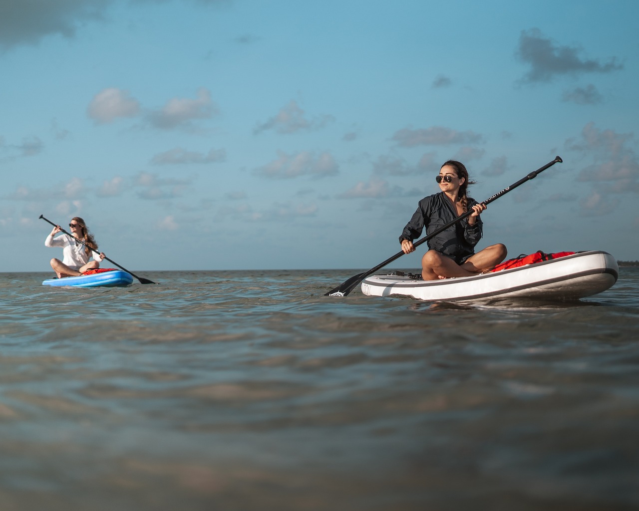 Stand up paddling has a way of feeling both adventurous and approachable, a sport that invites beginners while still offering depth for those who want to push further. What often gets in the way is not the water itself but the equipment choices, sizing questions, and uncertainty around what actually suits a first session or a long touring route. iSUPCENTER positions itself as a guide through that complexity, acting less like a generic webshop and more like a focused entry point into the world of SUP. This service review explores how the platform supports beginners and experienced paddlers alike, how its product range is structured, and why accessibility sits at the centre of its approach to stand up paddling.